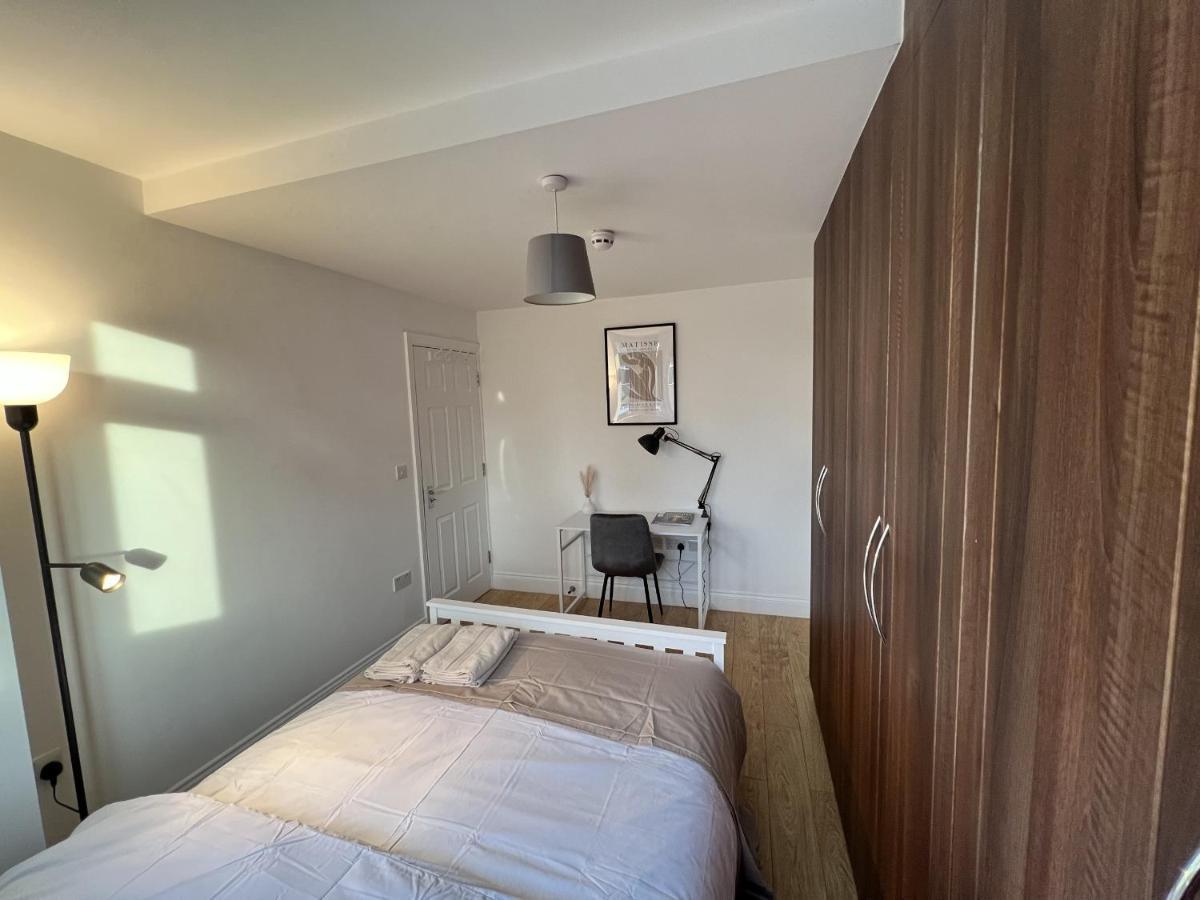 Hotel 4 Wharncliffe Drive à Hanwell Extérieur photo