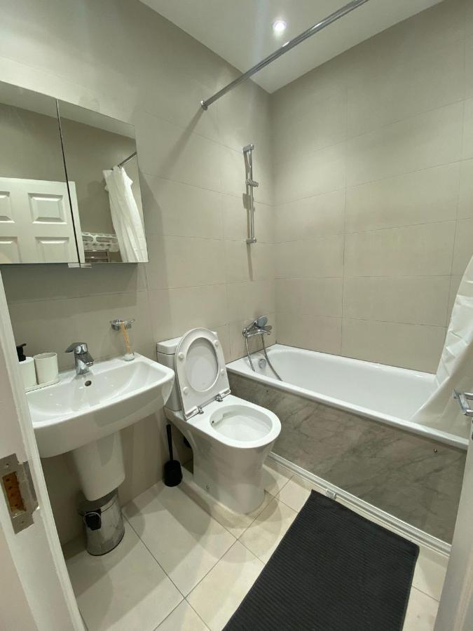 Hotel 4 Wharncliffe Drive à Hanwell Extérieur photo