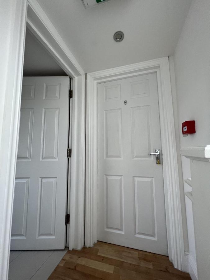 Hotel 4 Wharncliffe Drive à Hanwell Extérieur photo