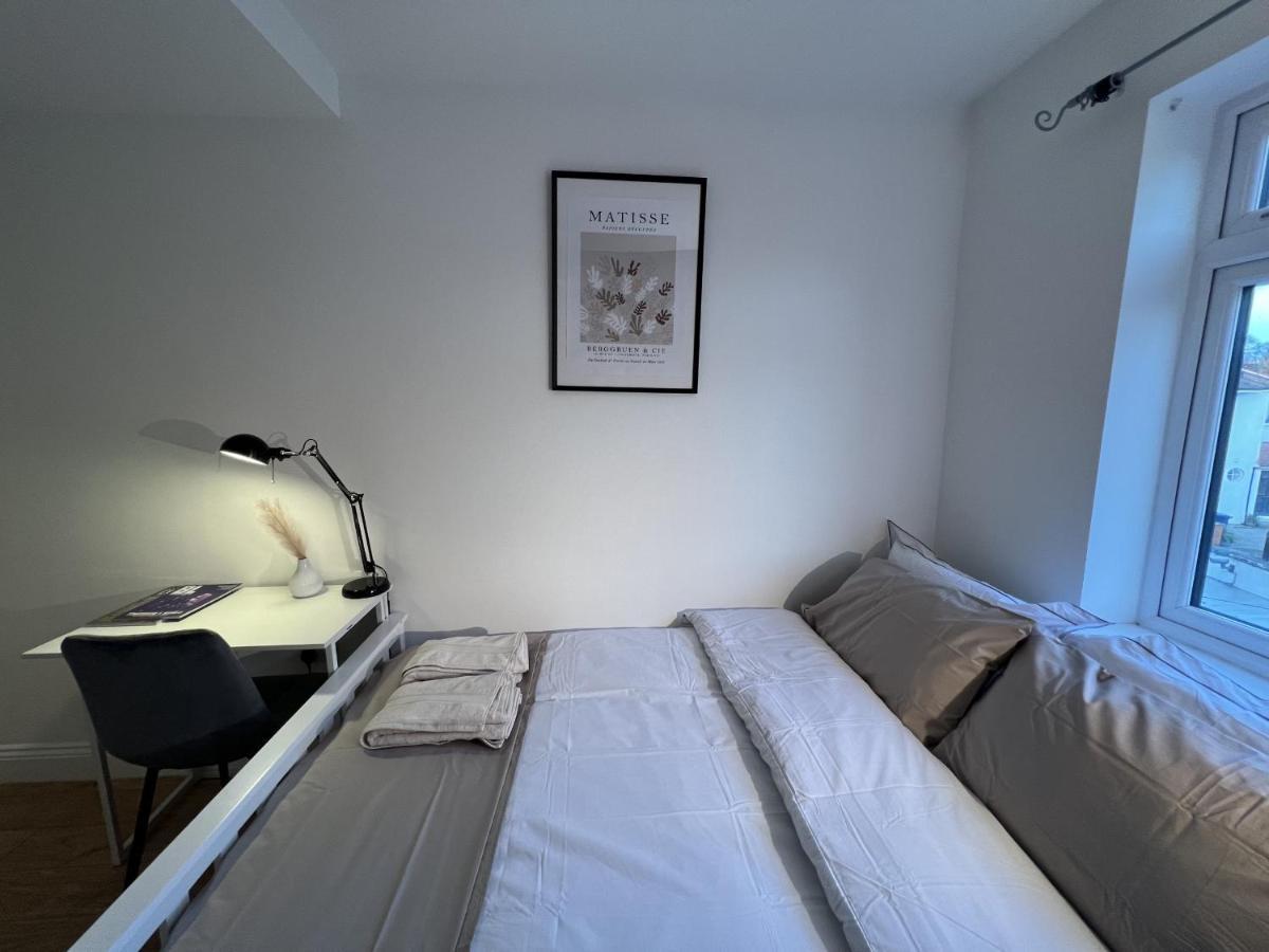 Hotel 4 Wharncliffe Drive à Hanwell Extérieur photo