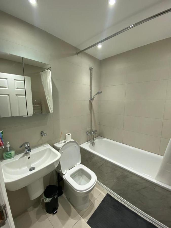 Hotel 4 Wharncliffe Drive à Hanwell Extérieur photo