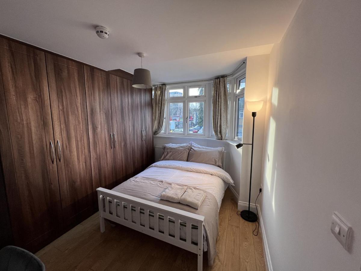 Hotel 4 Wharncliffe Drive à Hanwell Extérieur photo