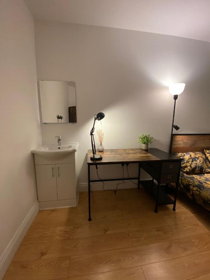Hotel 4 Wharncliffe Drive à Hanwell Extérieur photo
