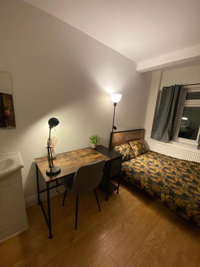 Hotel 4 Wharncliffe Drive à Hanwell Extérieur photo