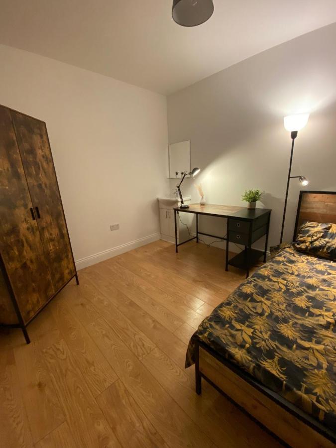 Hotel 4 Wharncliffe Drive à Hanwell Extérieur photo
