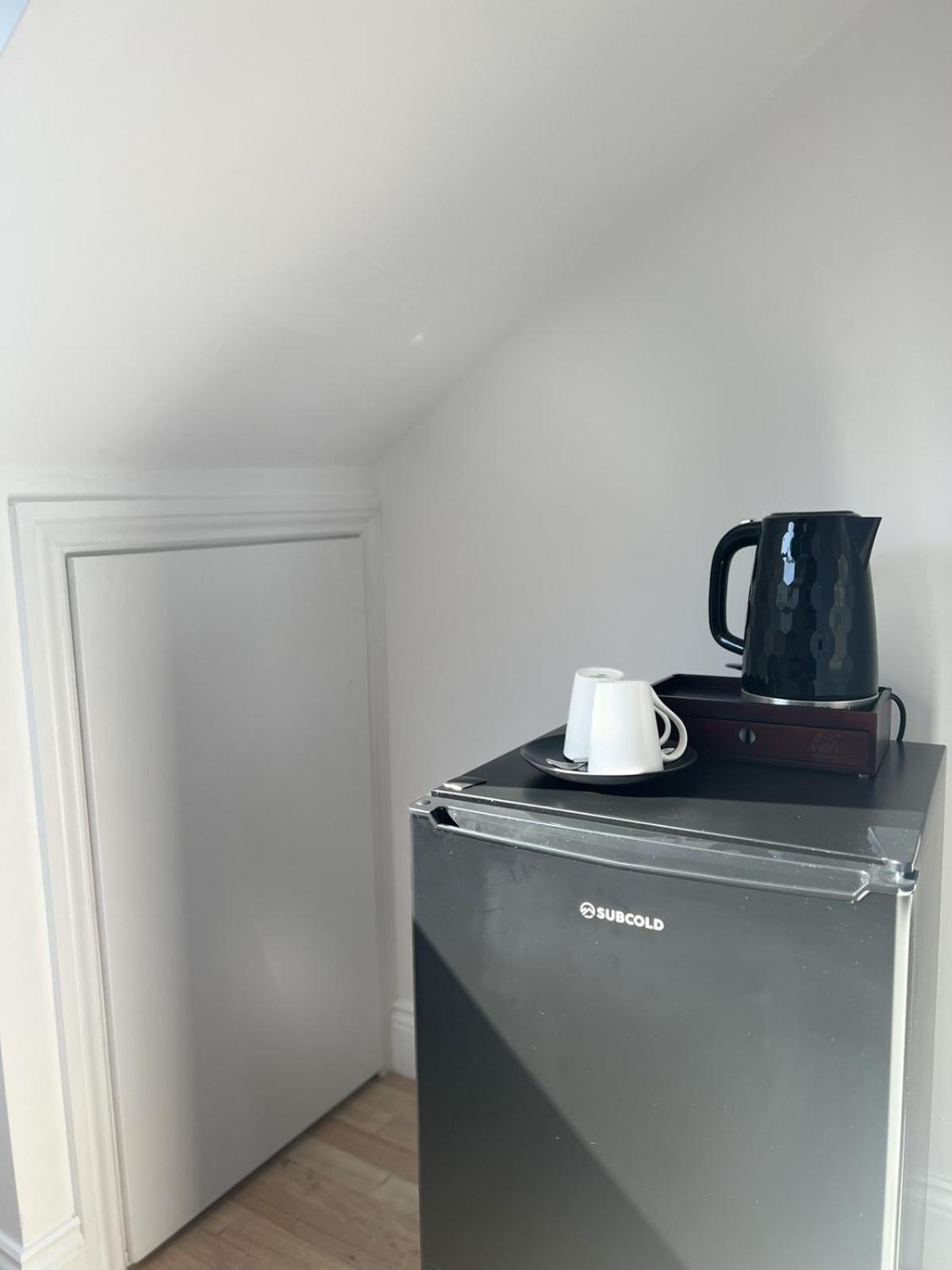 Hotel 4 Wharncliffe Drive à Hanwell Chambre photo